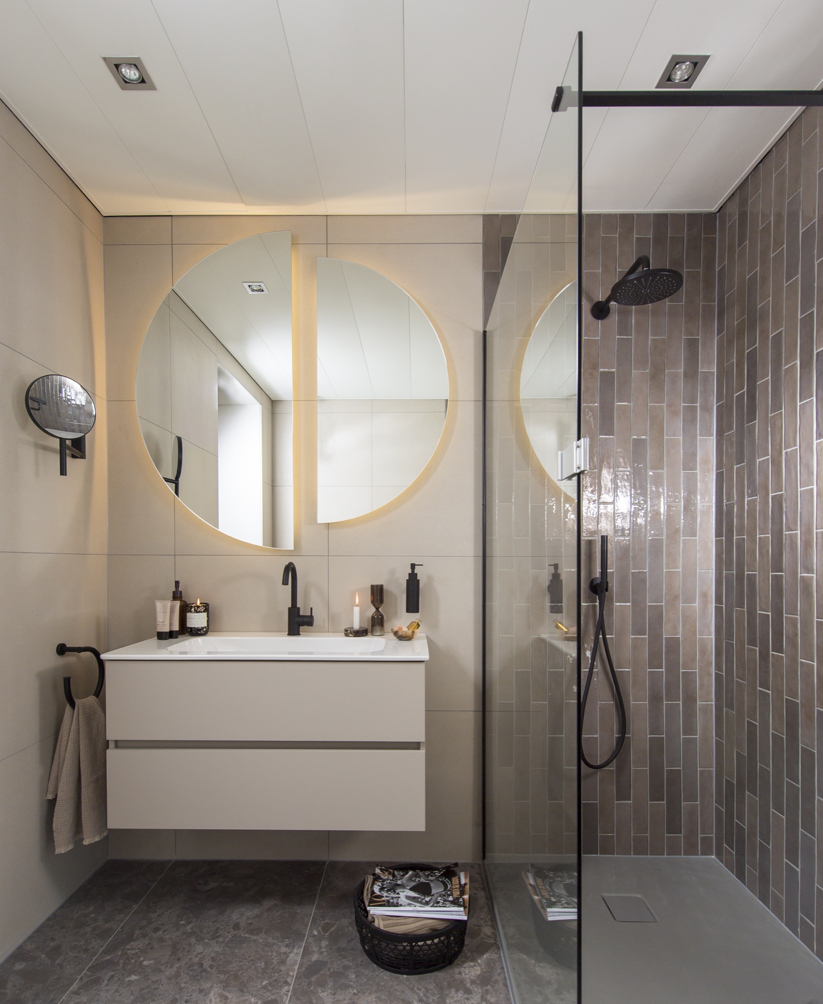 Taupe badkamer met inloopdouche en glaswand