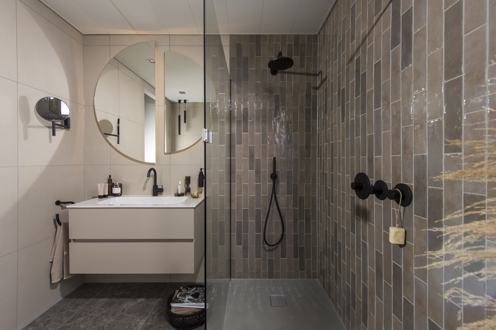 Taupe badkamer met inloopdouche
