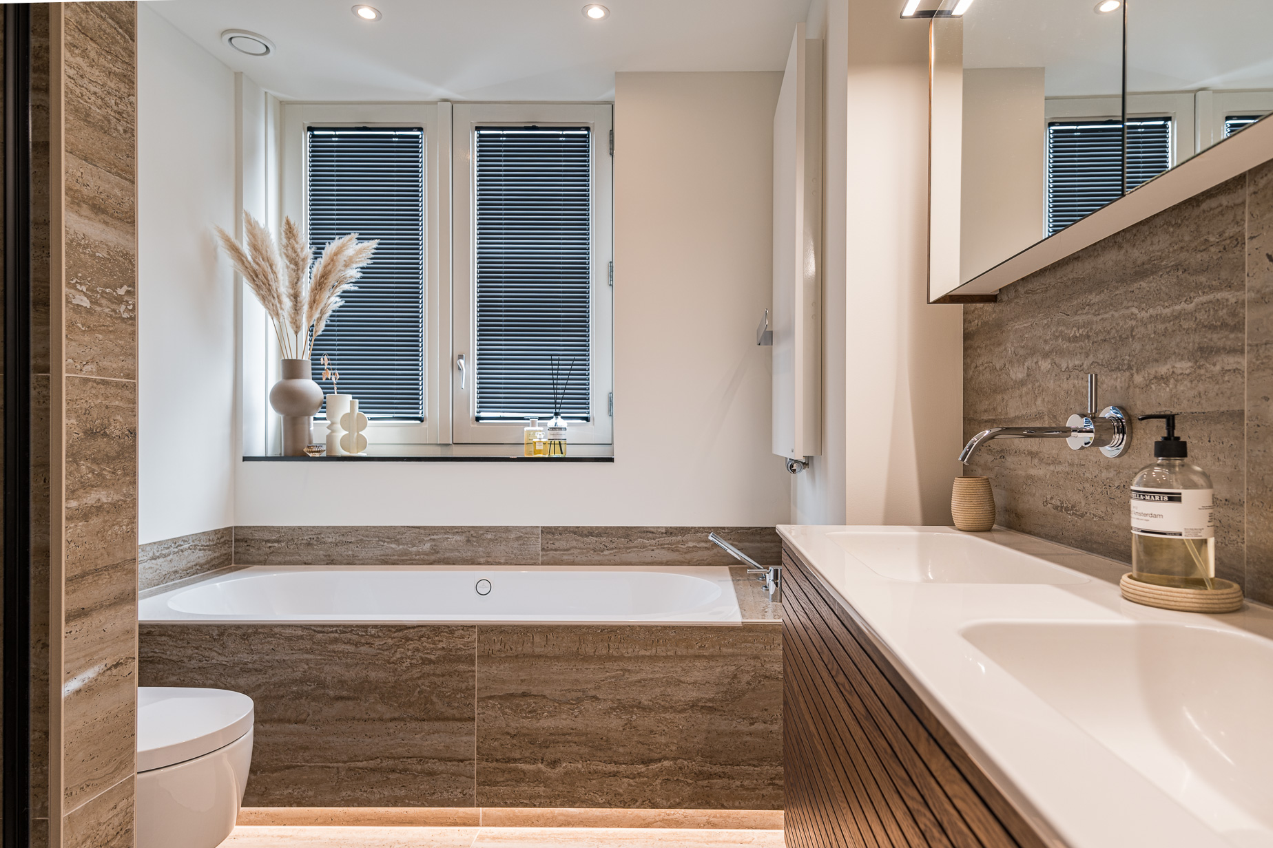 Natuurlijke, warme badkamer in De Meern